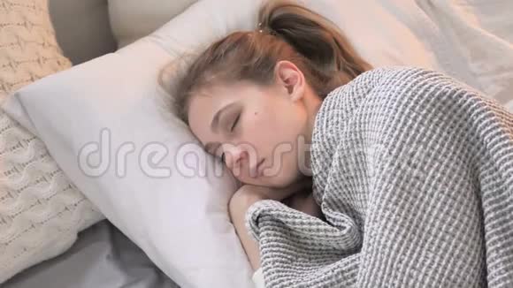 睡在床上的年轻女性的最高景观视频的预览图
