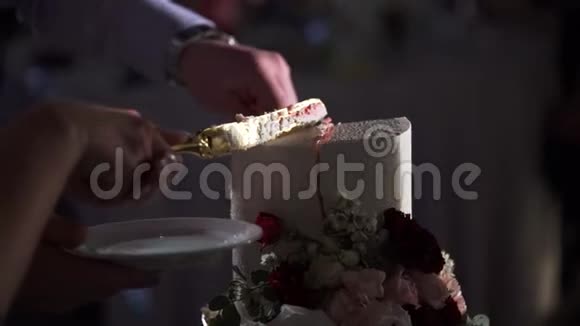 婚礼蛋糕切块视频的预览图