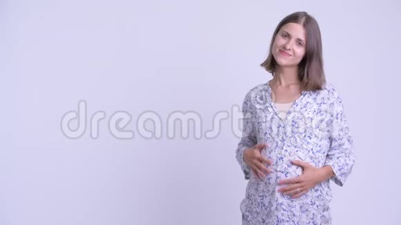 快乐的年轻孕妇展示了一些东西视频的预览图