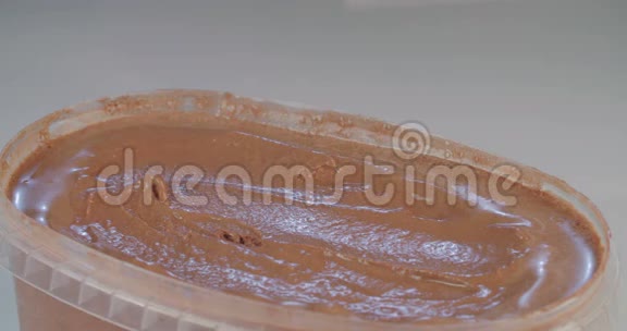巧克力冰淇淋的范围视频的预览图