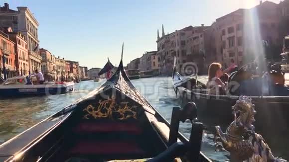 意大利威尼斯的大运河景观贡多利尔斯酒店视频的预览图