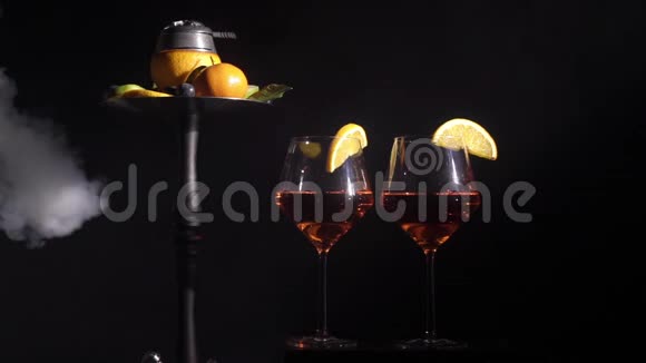 配杯酒饮料葡萄酒和水果视频的预览图