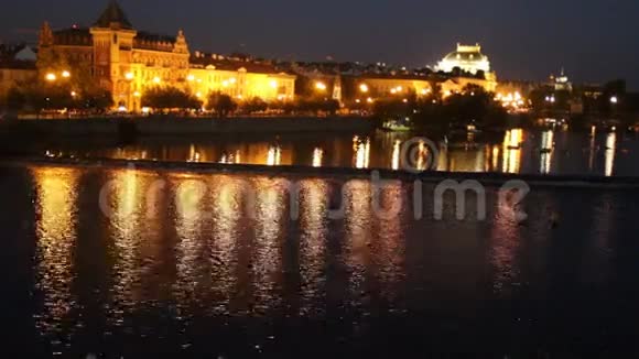 夜晚布拉格的历史中心视频的预览图