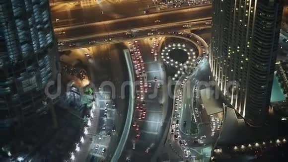 夜间交通从最高的建筑物上看到的景色迪拜视频的预览图