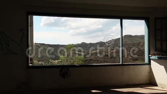 一家废弃的旅馆窗外美丽的风景视频的预览图