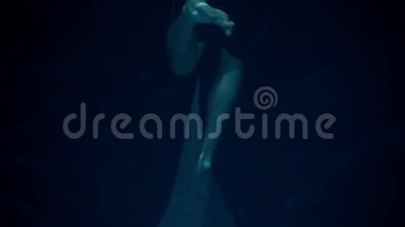穿着衣服在水里游泳的年轻女子视频的预览图