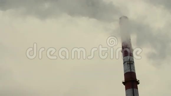 从工厂烟囱冒出的烟雾造成空气污染视频的预览图