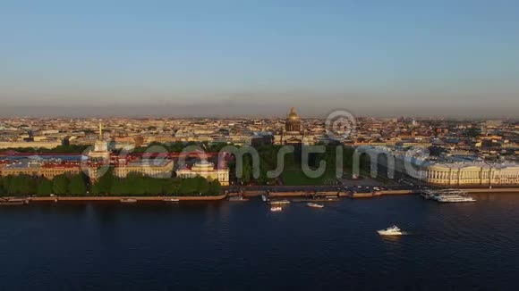 4k空中拍摄圣彼德堡可观看涅瓦河和伊萨克斯大教堂视频的预览图