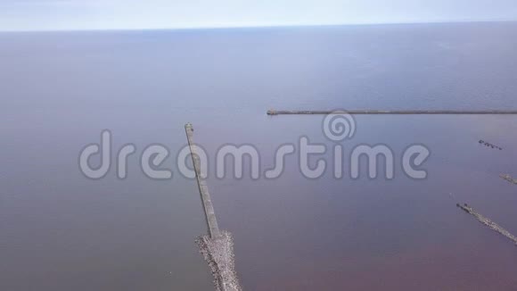 船进罗哈港拉托维亚乡村无人机顶景4KUHD视频视频的预览图