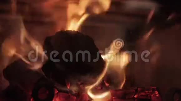 在壁炉里燃烧的木头视频的预览图