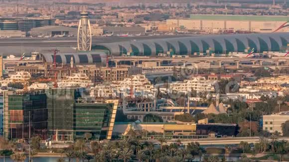 在日落空中时光欣赏迪拜的现代建筑视频的预览图