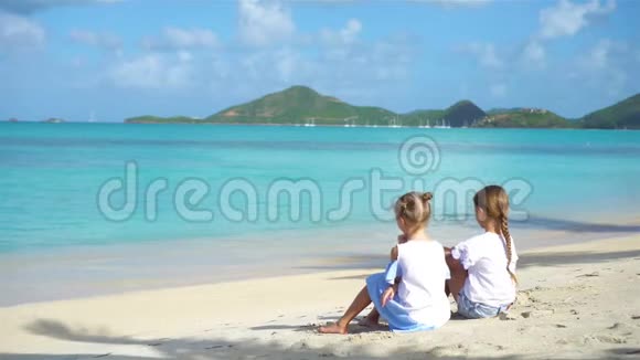 可爱的小女孩在海滩上玩沙子视频的预览图