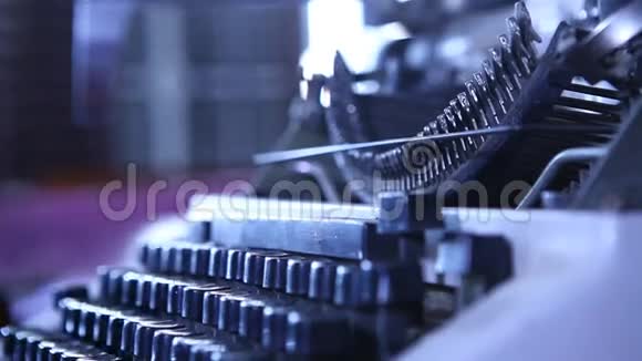 男子手工作的老式手动打字机视频的预览图