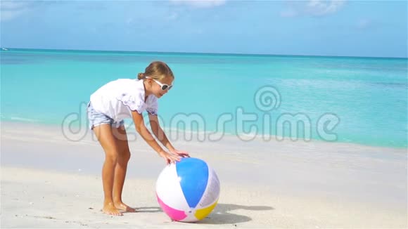 小可爱的女孩在沙滩上玩球视频的预览图