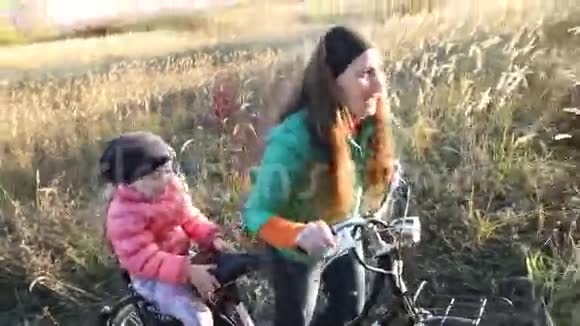 妈妈带着孩子和自行车视频的预览图