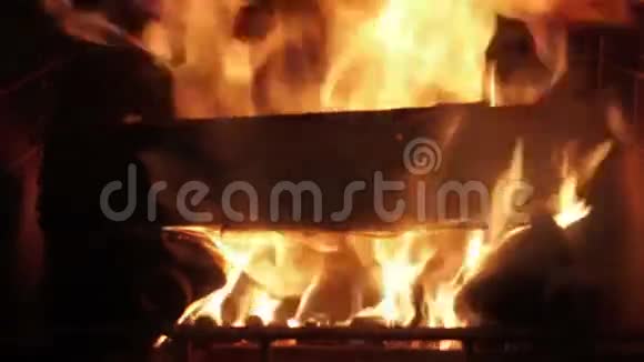 在壁炉里燃烧的木头视频的预览图