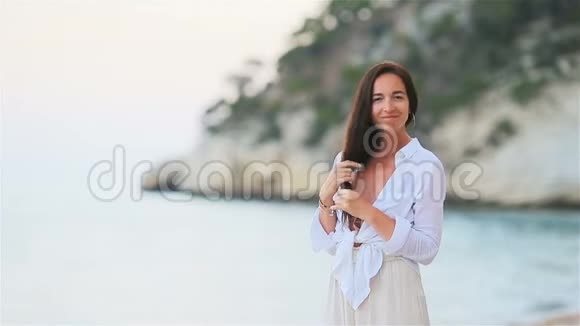白色热带海滩上的年轻美女视频的预览图