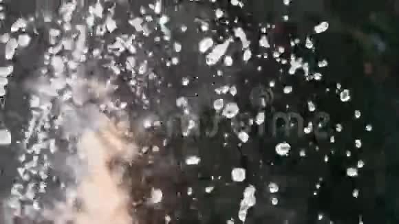 水滴在空中飞舞喷泉在工作视频的预览图