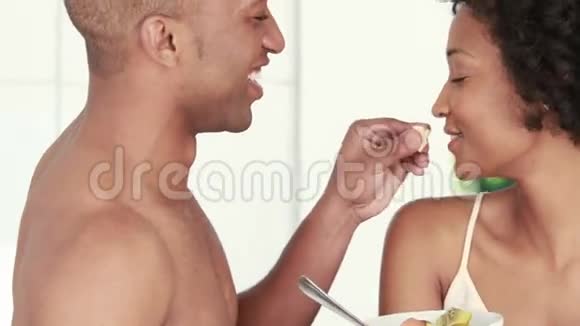 浪漫的微笑夫妇一起吃早餐视频的预览图