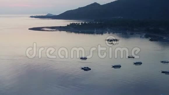 从无人驾驶飞机石质海岸和日落山上鸟瞰印度尼西亚巴厘岛视频的预览图