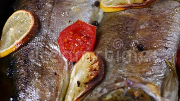 用柠檬西红柿和香料烘烤的美味鳟鱼鱼视频的预览图