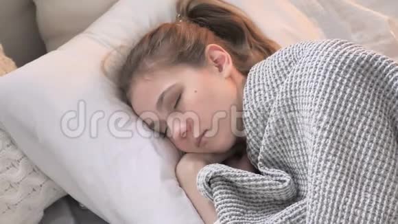 睡在床上的年轻女子俯视图视频的预览图