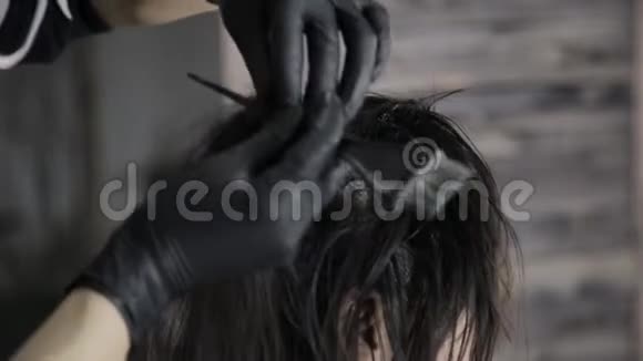 美容师在美容院染发美发人的观念视频的预览图