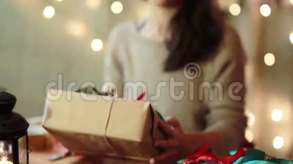 年轻女子在家中包装圣诞礼物视频的预览图