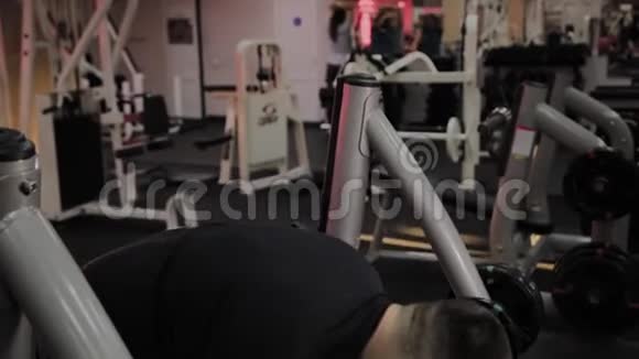 快乐的胖子在健身房做错误的运动视频的预览图