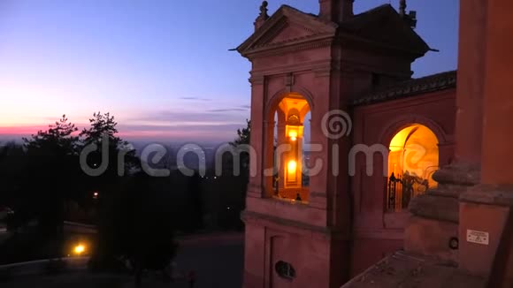 在博洛尼亚日落时的圣卢卡视频的预览图