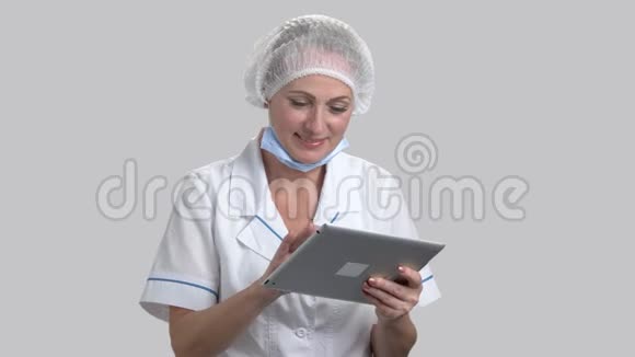 使用电脑平板电脑的女医生视频的预览图
