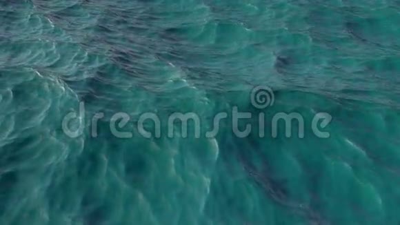 4k海浪水面飞越无缝环背景视频的预览图