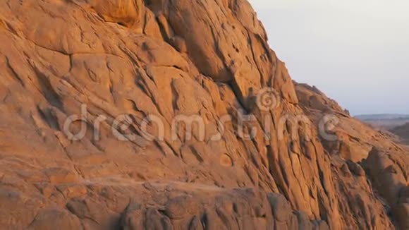 埃及的沙漠埃及山脉和岩石的沙漠全景视频的预览图