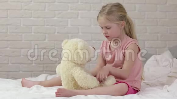 可爱快乐的小女孩玩玩具熊视频的预览图