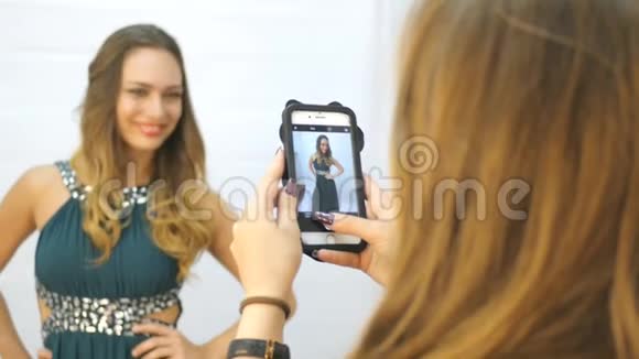 年轻女子拍照会后台视频的预览图