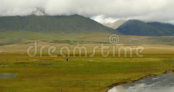 4k云团滚滚翻越西藏山江河流淌草原视频的预览图