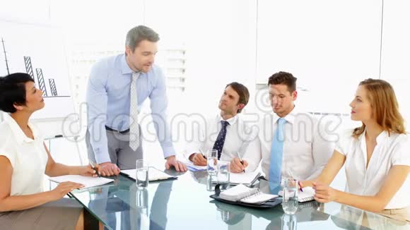 商务人士在会议期间与员工交谈视频的预览图