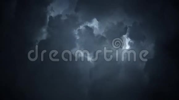 飞龙通过闪电风暴穿越天空视频的预览图