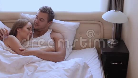 丈夫和妻子躺在床上拥抱视频的预览图
