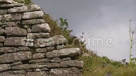 一个风景优美的岩石镜头视频的预览图