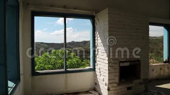 一家废弃的旅馆窗外美丽的风景视频的预览图