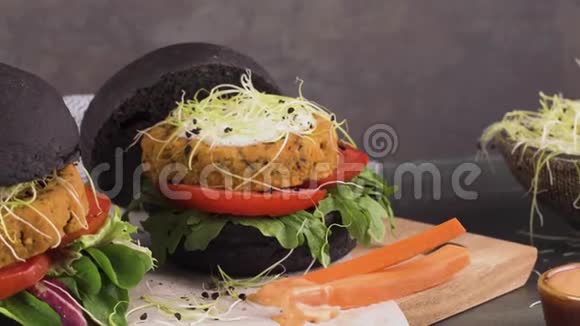 美味的烤素食汉堡视频的预览图