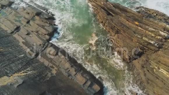 从海面上飞过的狂野海水视频的预览图