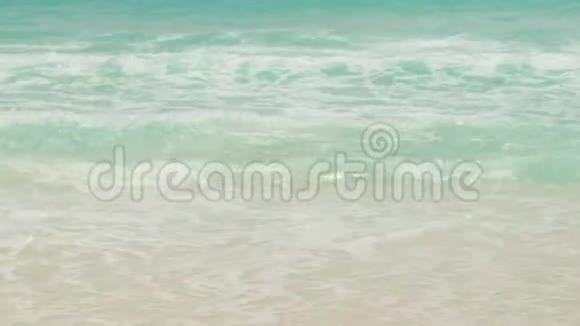 在岛上热带海滩上看到波浪美丽的塞舌尔岛上的海浪慢动作视频的预览图