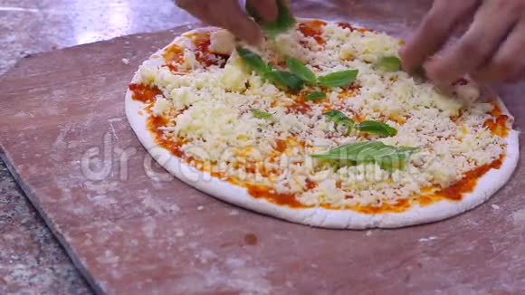 厨师面包师在厨房做披萨的特写视频的预览图