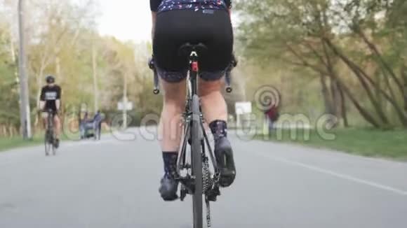 女骑自行车的人踩着自行车后面跟着射击自行车上的腿部肌肉自行车的概念视频的预览图