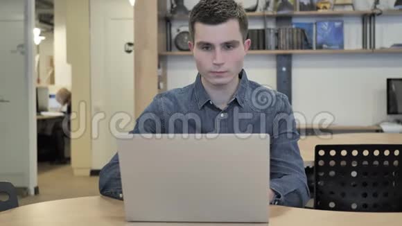 年轻的创意人在笔记本电脑上工作视频的预览图