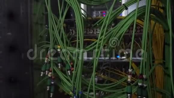 声学音频电缆服务器绿色音频电缆很多声波电缆数据传输服务器的同轴电缆视频的预览图