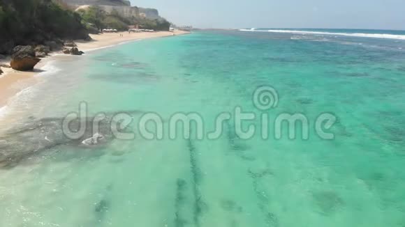 巴厘岛蓝色海岸和沙滩的鸟瞰图视频的预览图