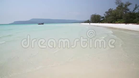 柬埔寨孔荣完美的白沙和水晶海滩视频的预览图